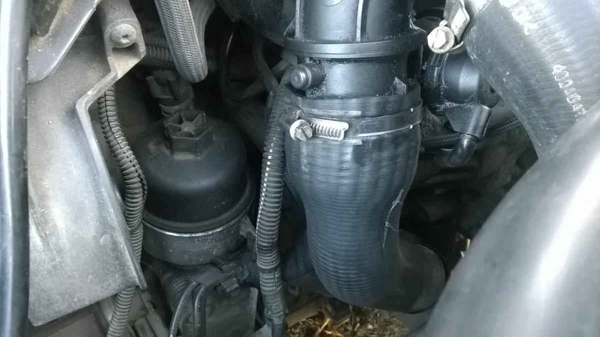 Черный дым при резком нажатии на газ. Peugeot 508 шланг водяного насоса 2.2 HDI. Пежо 407 2.0 HDI поддон двигателя. Гофра Пежо 407 2.0. Peugeot Boxer 3 чёрный дым.