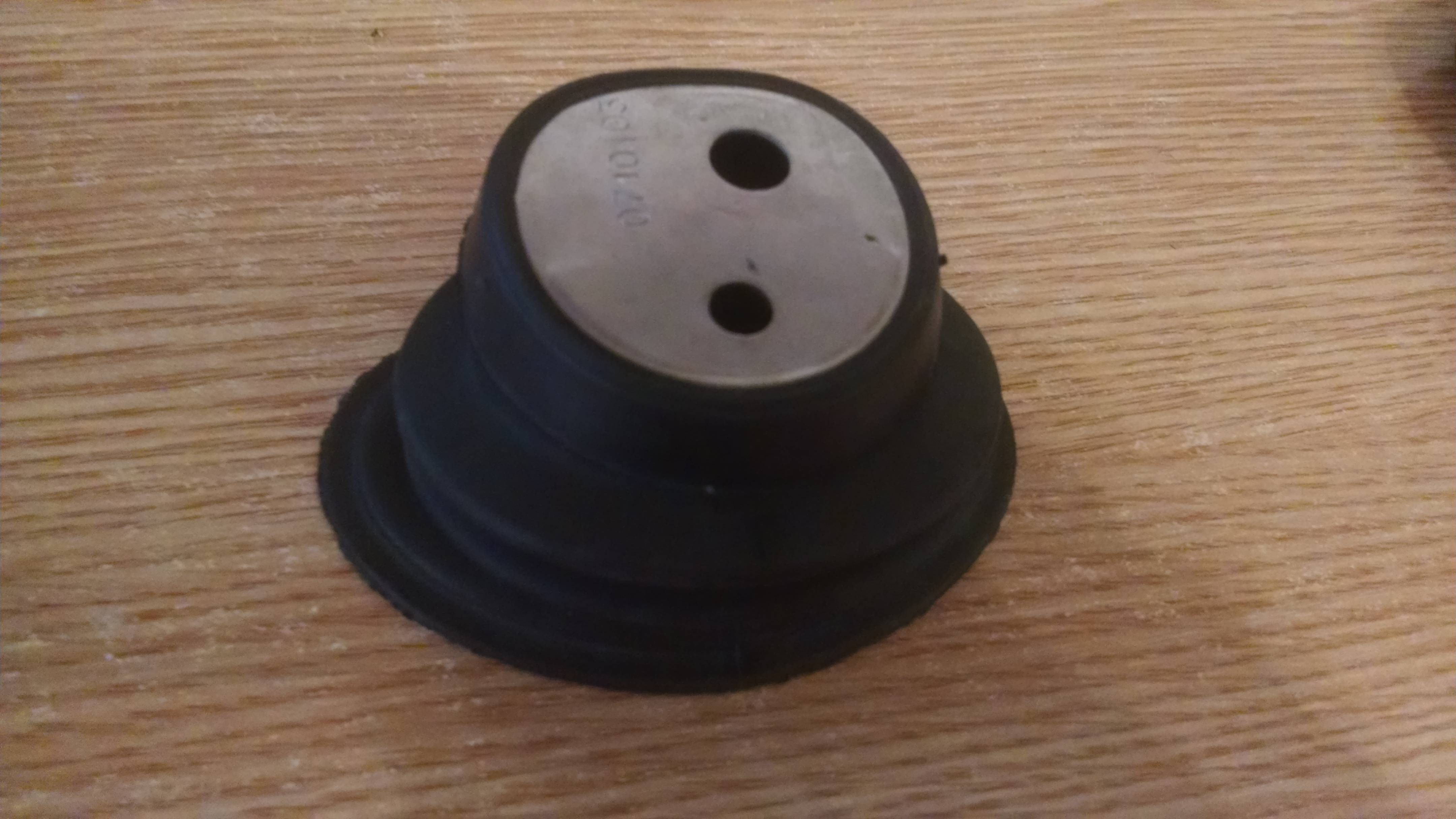 Уплотнитель стопора двери пежо peugeot 607 левый